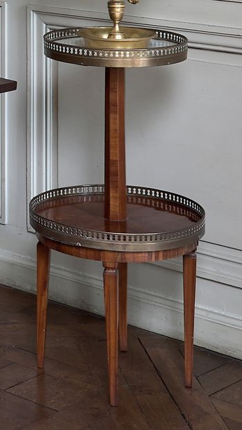 null Two pedestal tables in rosewood veneer, with two trays.
H: 77 and 40 cm