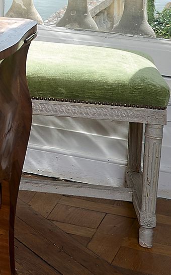 null Small bench in cream lacquered wood, H-shaped braces, molded and carved legs.
Partly...