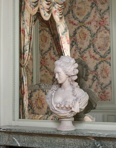 null Buste de femme en plâtre patiné, sur piédouche.
Style du XVIIIe siècle (éclats...