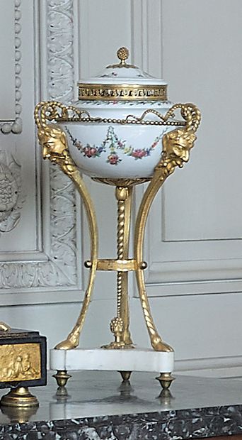 null Pair of chased and gilt bronze and porcelain and white marble cassolettes pots-pourris;...