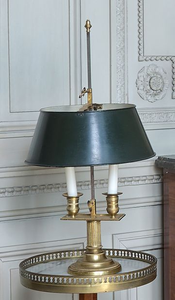 Lampe bouillotte en bronze doré à deux lumières.
Style...
