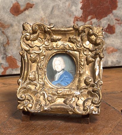 École FRANÇAISE du XVIIIe siècle Portrait d'homme au manteau bleu
Miniature ovale.
5...