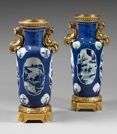 CHINE 
Importante paire de vases rouleau en porcelaine à fond bleu poudré décorés...