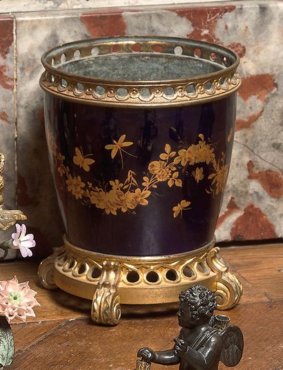 null Porcelain cache-pot with a midnight blue background decorated with golden highlights.
Around...