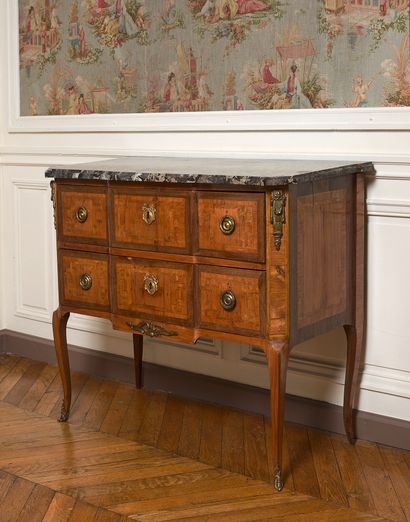 null Chest of drawers inlaid with rosewood and amaranth in meandering net frames....