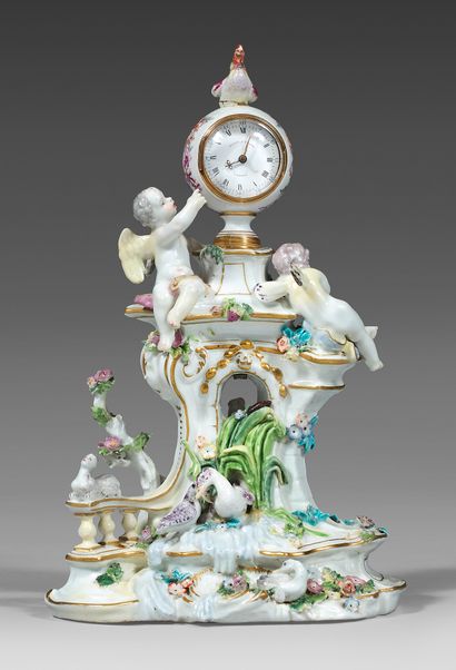 null 
Petite pendule en porcelaine anglaise (Chelsea) du XVIIIe siècle, à monture...