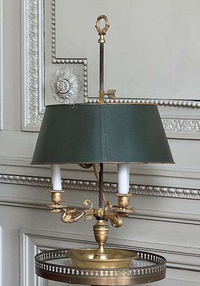 null Lampe bouillotte en bronze doré, décor de col de cygne, à trois lumières.
Style...