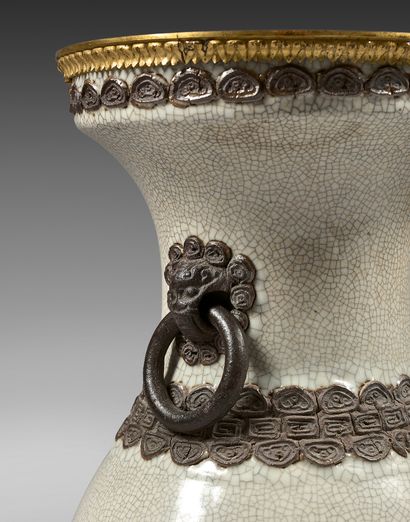 CHINE Vase en porcelaine à fond craquelé gris de type Guan, à deux anses en biscuit...