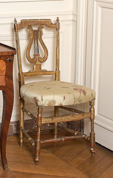 null Pair of chairs with gilded wood lyre back.
Louis XVI style.
H: 86 - W: 44 -...