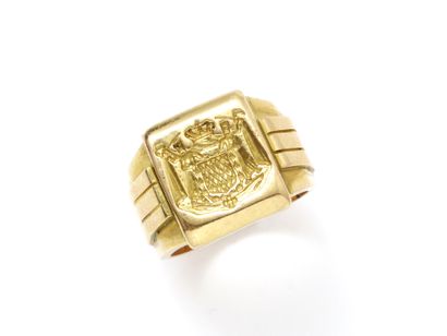 null Bague chevalière en or 750 millièmes, ciselée des armoiries de Monaco. L'intérieur...