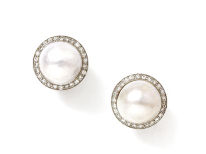 null Pair of ear clips in white gold 750 thousandths, decorated with pearls mabé...