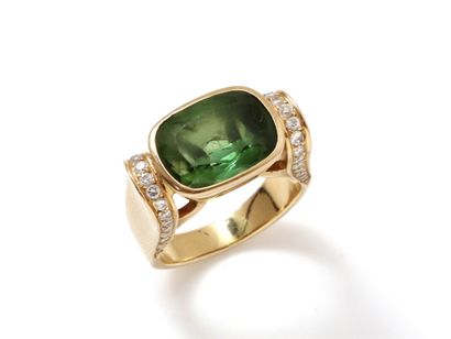 null Ring in pink gold 750 thousandths, decorated with a green tourmaline cut cushion...