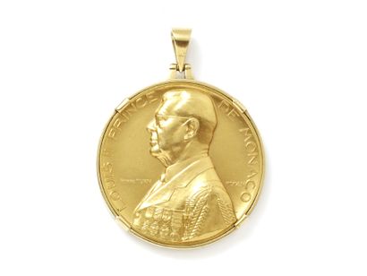 null Pendant in gold 750 thousandths, holding a medal in gold 750 thousandths appearing...