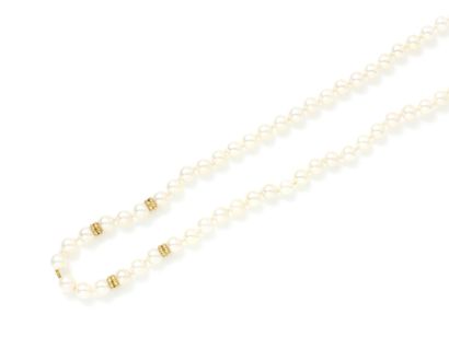 null Necklace composed of a row of cultured pearls of about 4.8 mm, punctuated in...