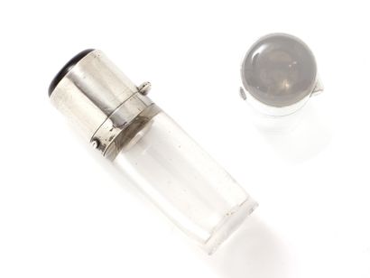 null Flacon à parfum en cristal de forme cylindrique monté en argent et vermeil 800...
