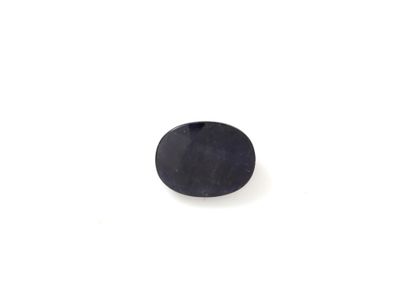 null Oval faceted root sapphire on paper. Weight of the sapphire: 5.13 cts.