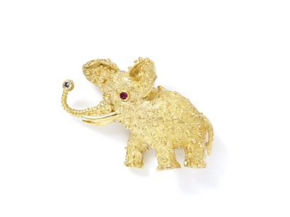 null Amusante broche en or 750 millièmes guilloché à décor perlé, stylisant un éléphanteau....