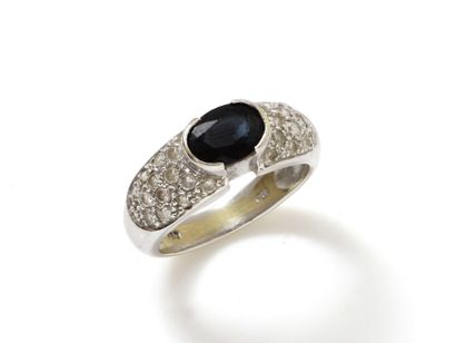 null Ring jonc in gold rhodium 750 thousandths, decorated with a faceted oval sapphire...