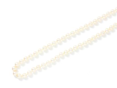 null Necklace composed of a row of cultured pearls of about 6 to 6.4 mm. It is decorated...
