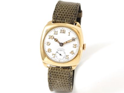 null LONGINES. Montre bracelet d'homme en or 375 millièmes, boîtier de forme coussin,...