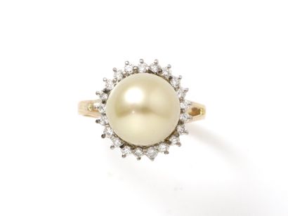 null Ring 2 tones of gold 750 thousandths, decorated with a pearl of culture slightly...