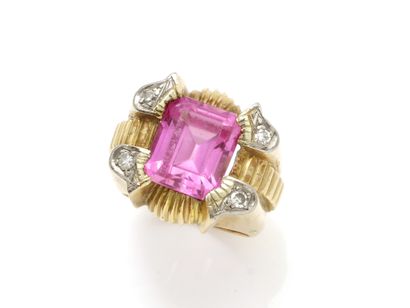 null Ring in gold 750 and platinum 850 thousandths, decorated with an emerald cut...