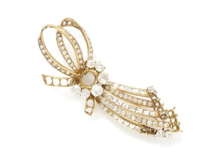 null Broche en or 750 millièmes, à décor de nœud habillé de diamants de taille ancienne....