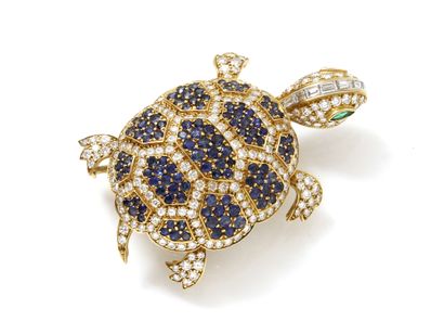 null Broche en or 750 millièmes, figurant une tortue entièrement habillée de diamants...