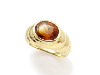 null Bague jonc en or 750 millièmes, ornée d'une citrine madère ovale facettée en...