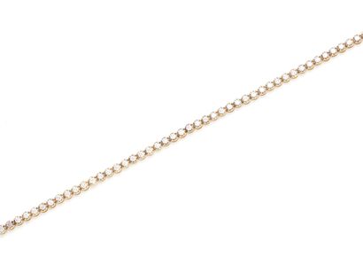 null Bracelet souple en or rose 750 millièmes, habillé d'une ligne de diamants brillantés...