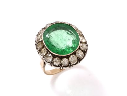 null Ring gold 375 and silver 800 thousandth, decorated with a cushion-cut emerald...