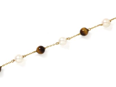 null Gold bracelet 750 thousandth, forçat mesh, punctuated with cultured pearls and...