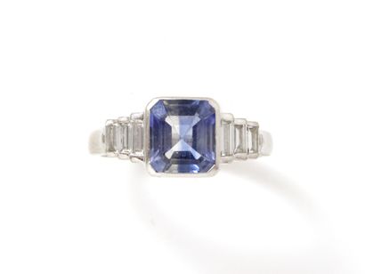 null Ring in white gold 750 thousandths, decorated with an emerald cut sapphire in...