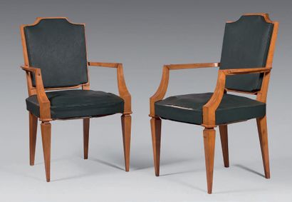 TRAVAIL FRANÇAIS 1940 Pair of sycamore armchairs with crossbow backs, detached armrests...