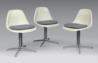 EAMES Charles (1907-1978) & GIRARD A. Trois chaises «La Fonda Chair» à coque en fibre...