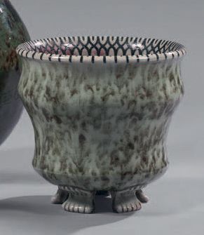 KIEFFER Frédéric (1894-1977) Vase à épaulement renflé en grès à coulées d'émaux polychromes...