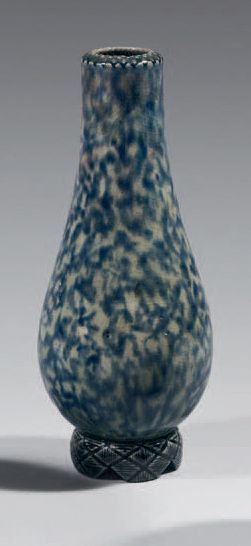 KIEFFER Frédéric (1894-1977) Vase cylindrique à base renflée en grès émaillé bleu...