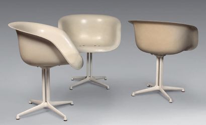 EAMES Charles (1907-1978) & GIRARD A. Suite de trois fauteuils «La Fonda» à coque...