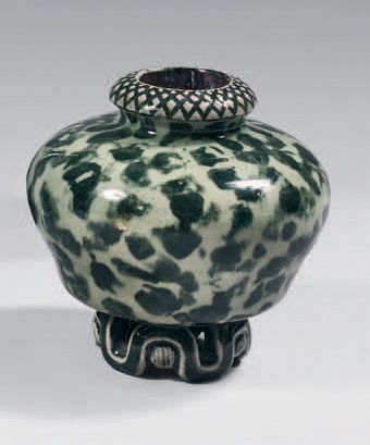 KIEFFER Frédéric (1894-1977) Vase toupie en grès, émaillé vert sur fond beige, base...