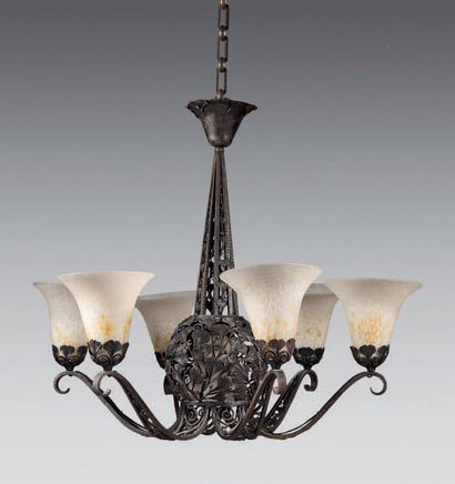 TRAVAIL FRANÇAIS 1925 Chandelier with six arms of light in wrought iron and central...