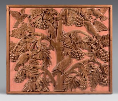 TRAVAIL FRANÇAIS Grand panneau en bois sculpté à décor d'oiseaux sur fond de végétations...