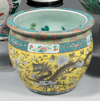 CHINE - Période Guangxu (1875-1908) Aquarium circulaire en porcelaine à décor en...