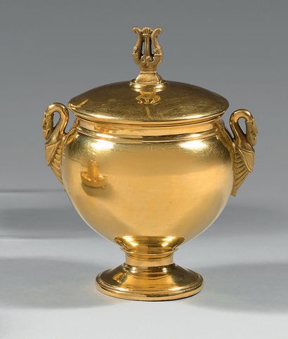 PARIS, Manufacture de NAST Covered sugar bowl on a pedestal in porcelain with a gold...