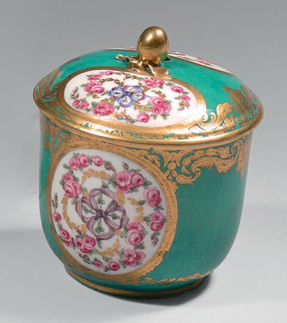 SÈVRES Pot à sucre calabre en porcelaine tendre à fond vert, décoré dans des médaillons...