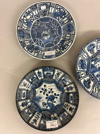 JAPON, Arita Quatre assiettes circulaires en porcelaine décorées en bleu sous couverte...