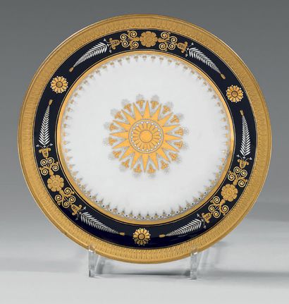 PARIS, Manufacture de NAST Belle et rare assiette circulaire en porcelaine décorée...