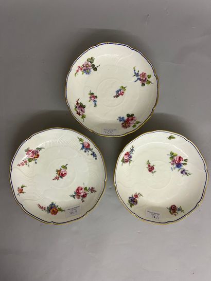 SÈVRES Trois compotiers « gaufrés » en porcelaine de forme contournée, à décor polychrome...