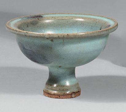 CHINE - Dynastie des Song (960-1279) Coupe sur haut piédouche dite « stem cup » à...