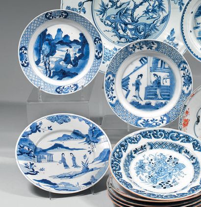 CHINE - Période Kangxi (1662-1722) Trois assiettes circulaires en porcelaine à décors...