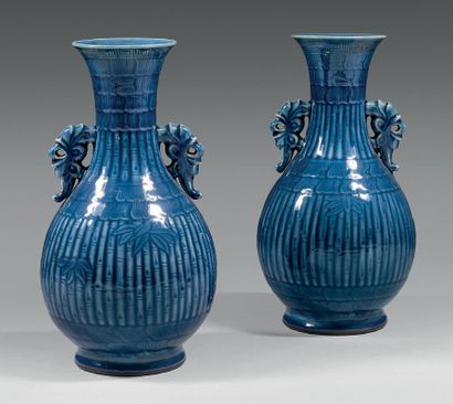 CHINE - XVIIIe-XIXe siècle Paire de vases de forme balustre à deux anses ajourées...
